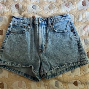 Abercrombie high rise mom short - size 4